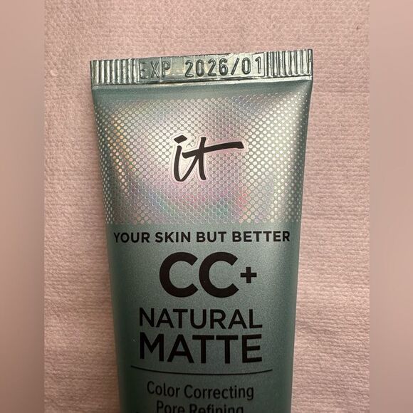 IT Cosmetics CC+ CREAM NATURAL MATTE FOUNDATION WITH SPF 40 Color:light medium w - Picture 2 of 5